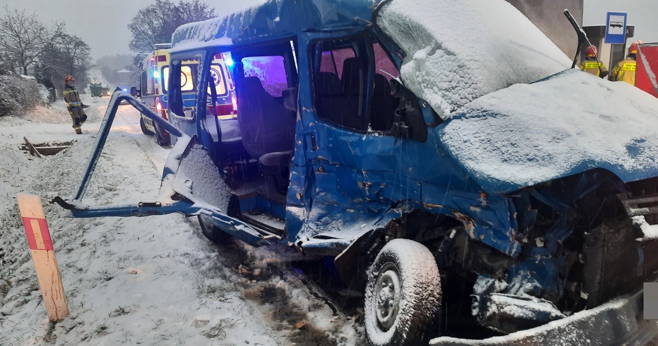 Bus wpadł w poślizg i zderzył się z ciężarówką. Jedna osoba zginęła, są ranni