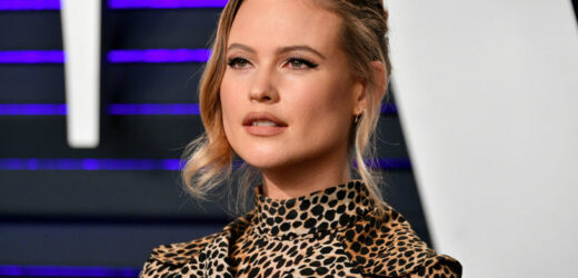 Behati Prinsloo w niepokojącej ciążowej sesji. Skąpo ubrana pozuje w masce