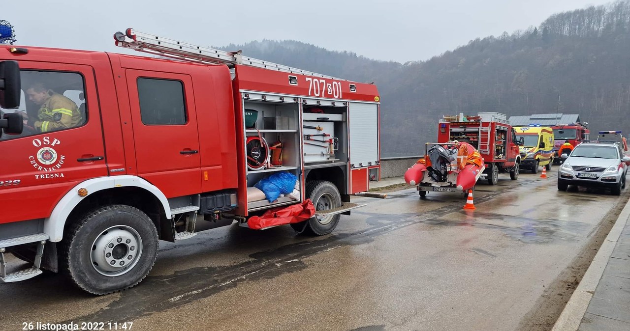 Strażacy wyłowili ciało mężczyzny dryfujące przy zaporze w Tresnej
