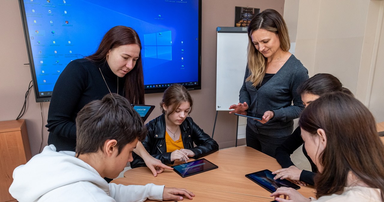 UNICEF wspiera ukraińskich uczniów we Wrocławiu. Przekazano laptopy i tablety