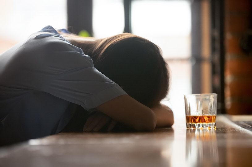 Te sygnały ostrzegają przed początkiem alkoholizmu. Sprawdź, czy masz już problem