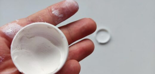 Niczym plaster działa na spękaną, szorstką skórę dłoni. Kupisz w aptece za grosze