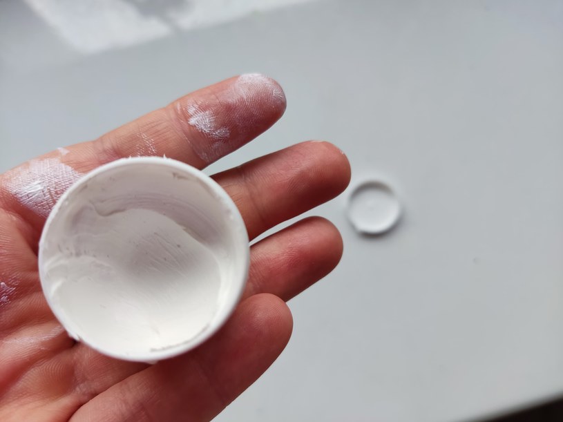 Niczym plaster działa na spękaną, szorstką skórę dłoni. Kupisz w aptece za grosze