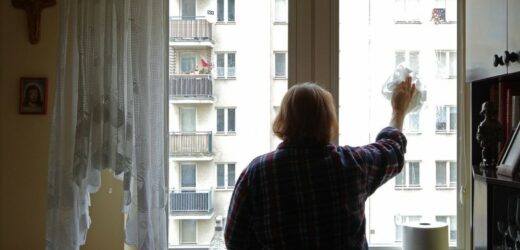 Domowy sposób na mycie okien bez smug. Wymieszaj z wodą i umyj szyby