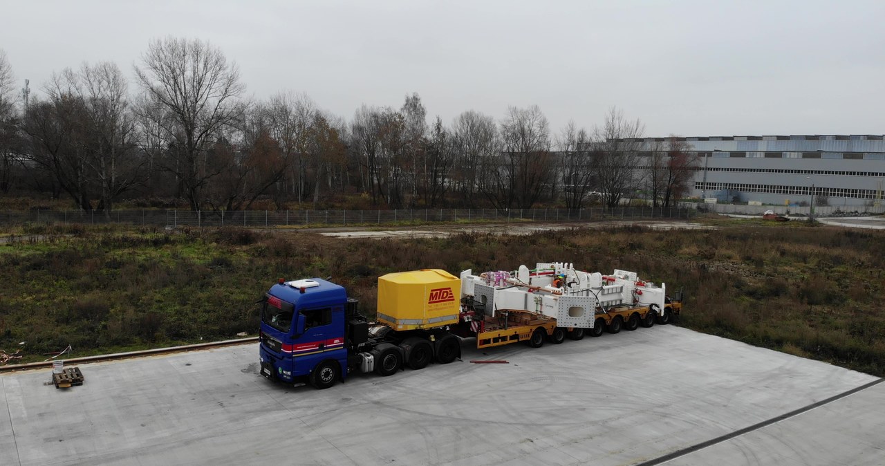 Gigantyczny transport znów na drogach. Gdzie będą utrudnienia?