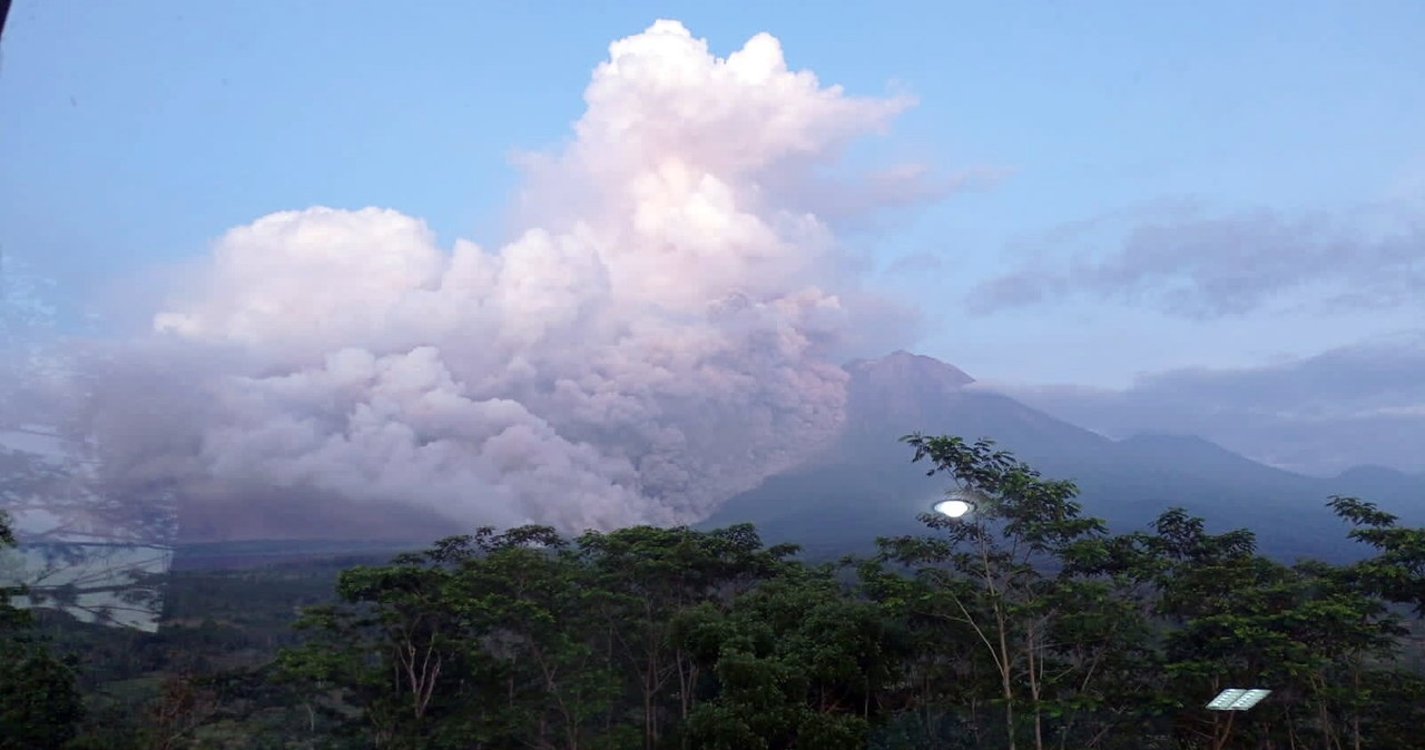 Erupcja wulkanu Semeru. Ewakuacja ludności