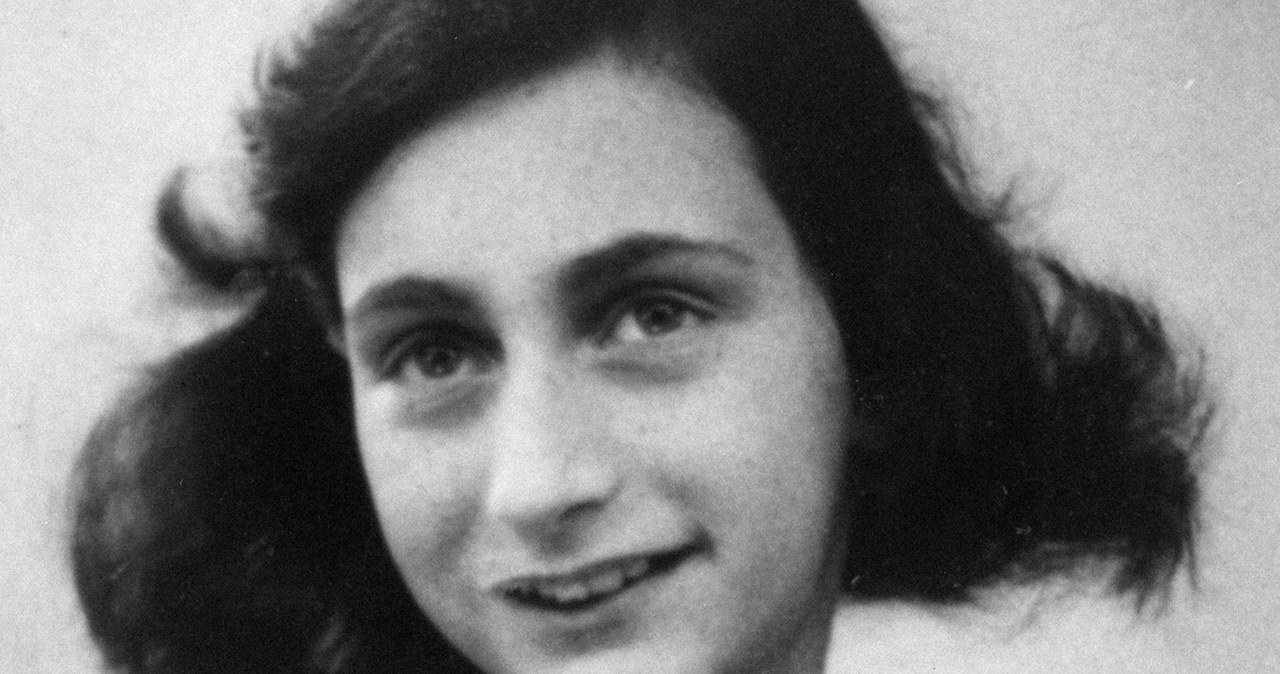 Skandal w Holandii. Uśmiechnięta Anna Frank na tandetnych filiżankach