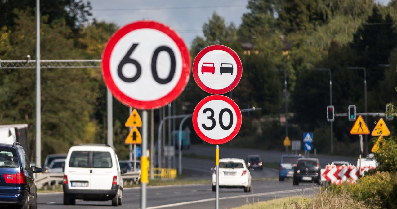 Z dróg mogą zniknąć zbędne znaki. „Pierwszy krok do zmian czerwonej księgi”