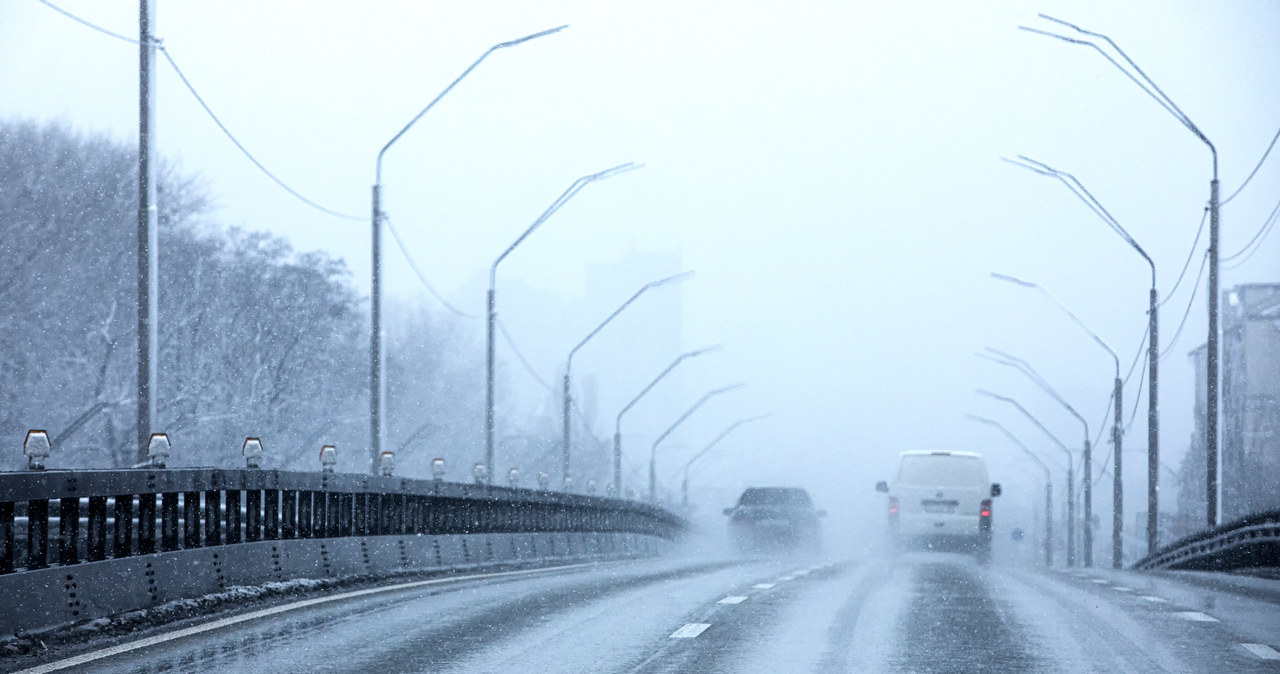 Deszcz ze śniegiem i śnieg. Ślisko na wschodzie Polski