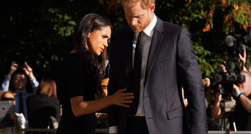 “Sussexowie, kłamstwa i kasety wideo”. Król i media boją się Harry’ego i Meghan?