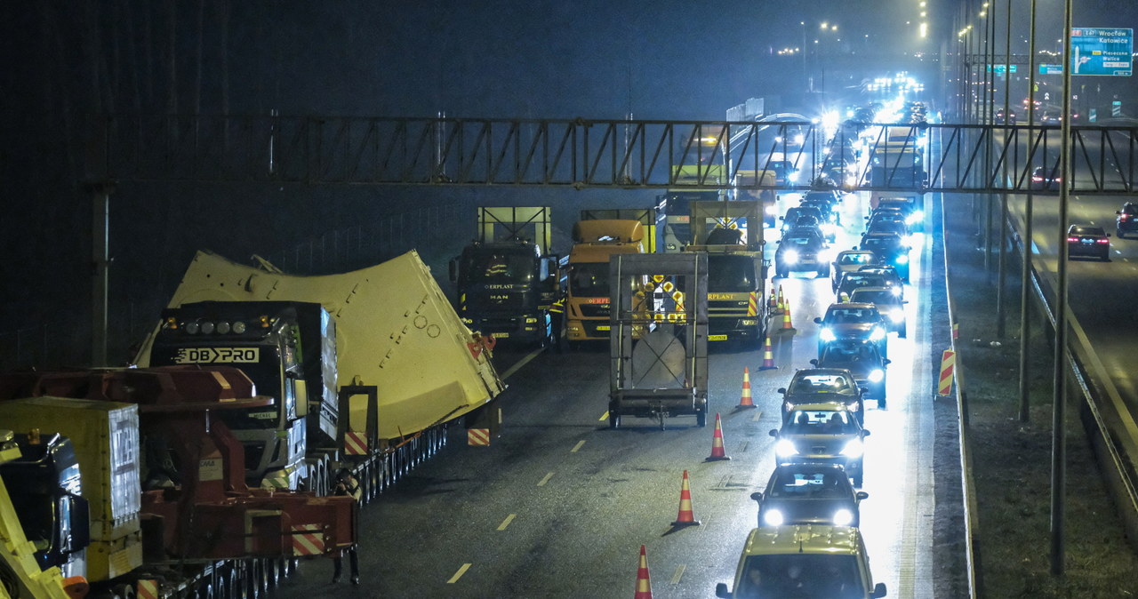 Kolumna z gigantyczną maszyną TBM przejechała przez stolicę