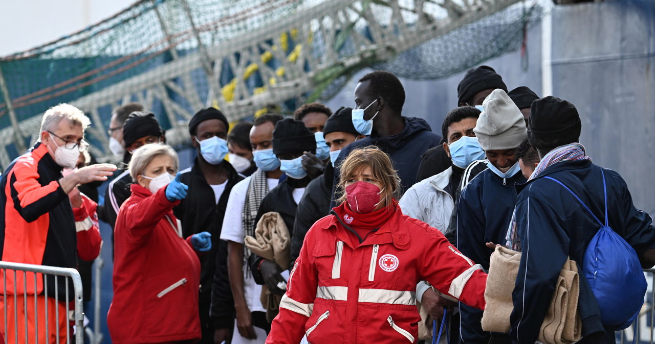 Statki z ponad 500 migrantami wpłynęły do włoskich portów