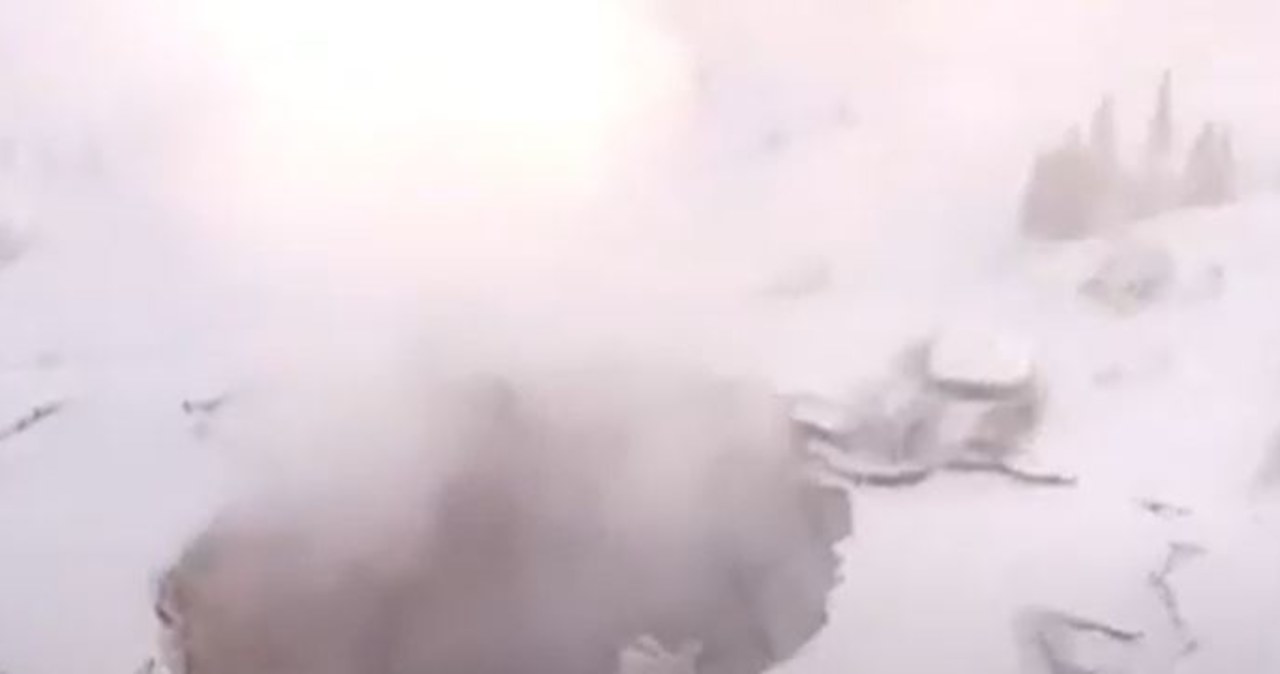 „Wrota piekieł” otwarły się w rosyjskim kurorcie narciarskim [FILMY]
