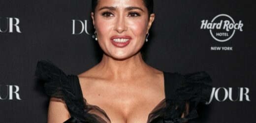 Salma Hayek w zmysłowej stylizacji. 56-latka kusi dekoltem