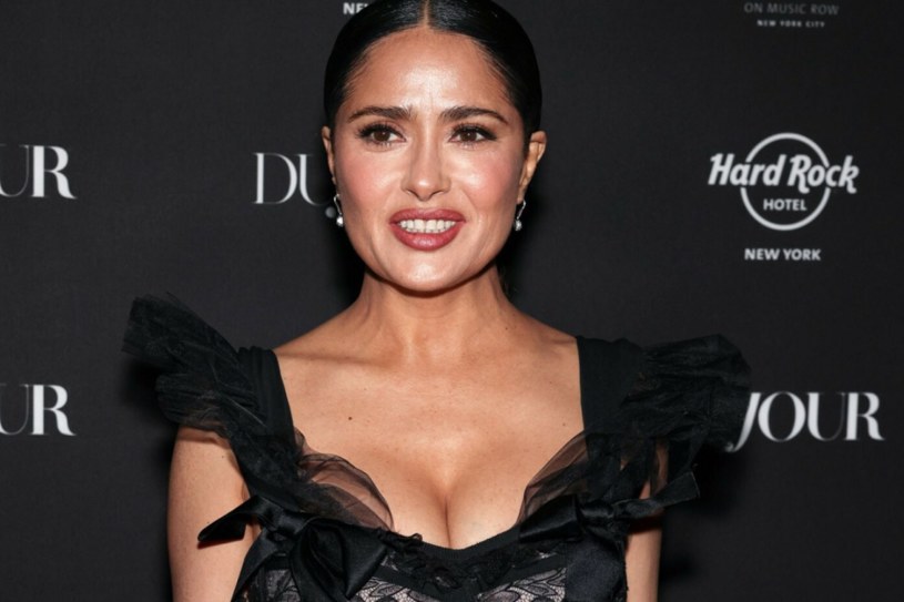 Salma Hayek w zmysłowej stylizacji. 56-latka kusi dekoltem