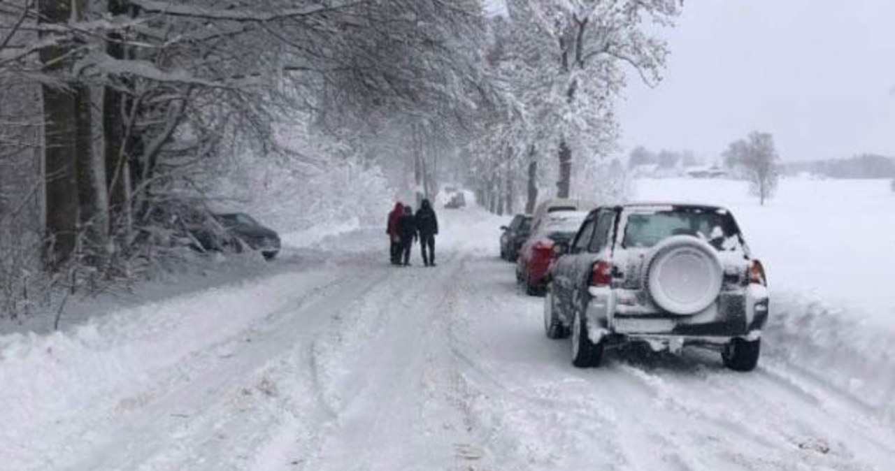 Śnieżny armagedon w Bartoszycach: Dzieci nie dotarły do szkół, tiry zablokowały drogi