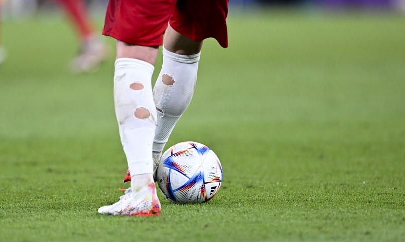 „Zdrowe” dziury w skarpetkach na mundialu w Katarze. Dlaczego piłkarze mają dziurawe skarpety?