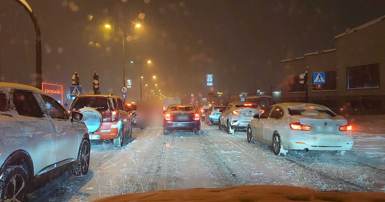 „Przegrywamy walkę ze śniegiem”. Fatalne warunki na drogach