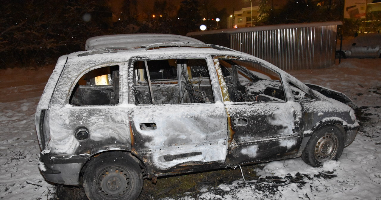 Podpalił samochód i patrzył, jak płonie. 33-latek w areszcie