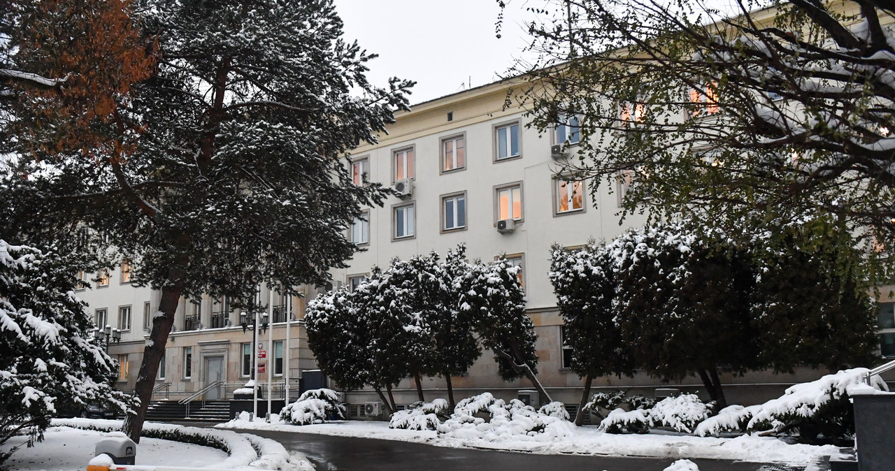 Wybuch granatnika w komendzie głównej policji. Piętrzą się wątpliwości