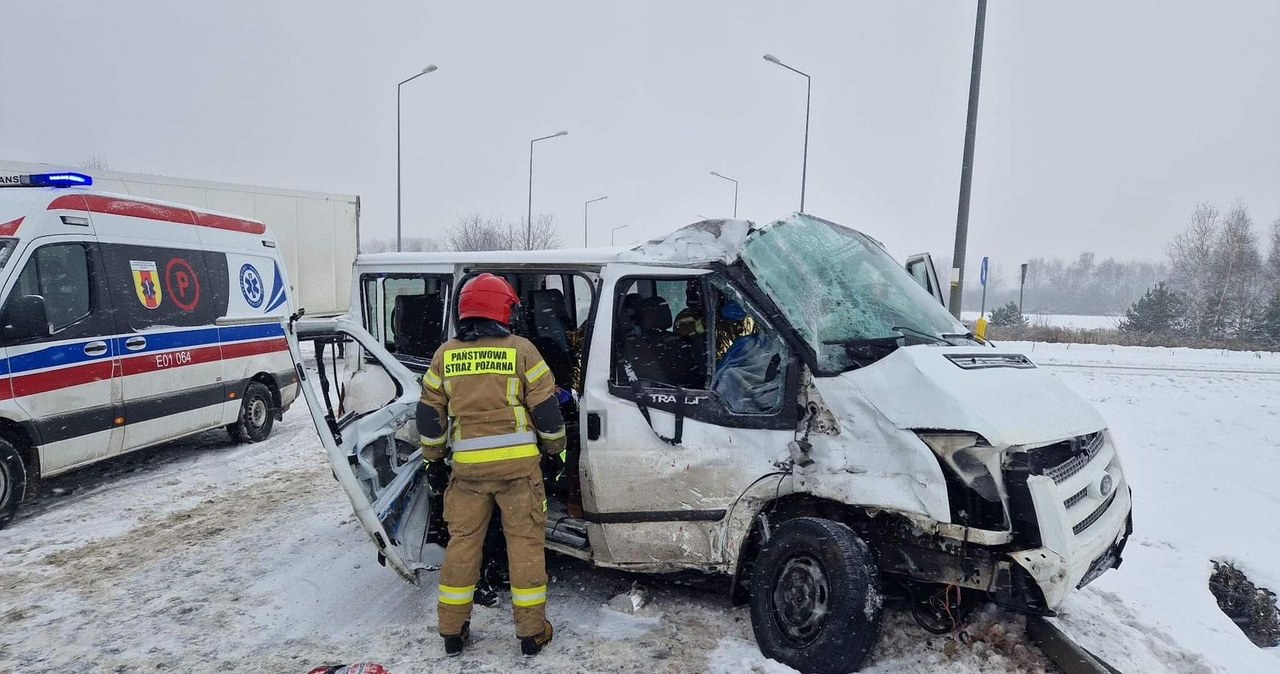 Trudne warunki na drogach. W Łódzkiem zderzenie TIR-a i busa
