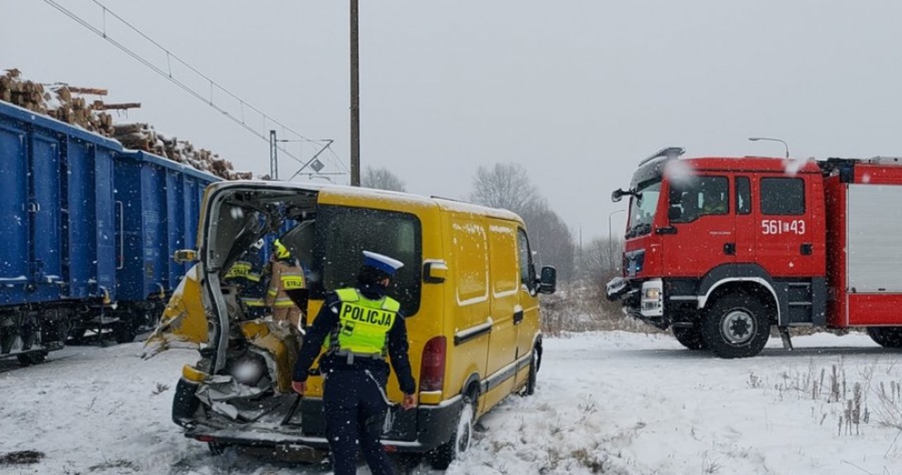 Zderzenie na torach w Łódzkiem. Kierowca dostawczaka wjechał pod pociąg