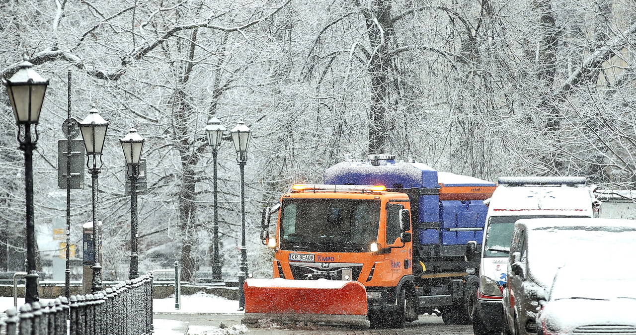 Śnieg komplikuje pracę krakowskiego MPK. Niektóre autobusy nie wyjechały w trasę