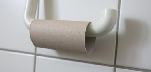 Tak szybko wyczyścisz przestrzeń pod meblami. Przyda się rolka po papierze toaletowym