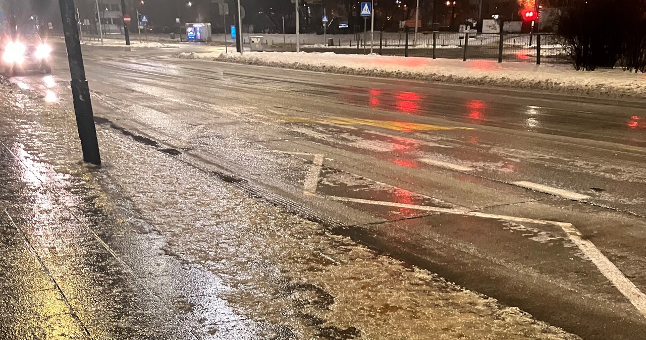 Zawieszona komunikacja miejska, auta w zaspach. Fatalne warunki na drogach [RELACJA]