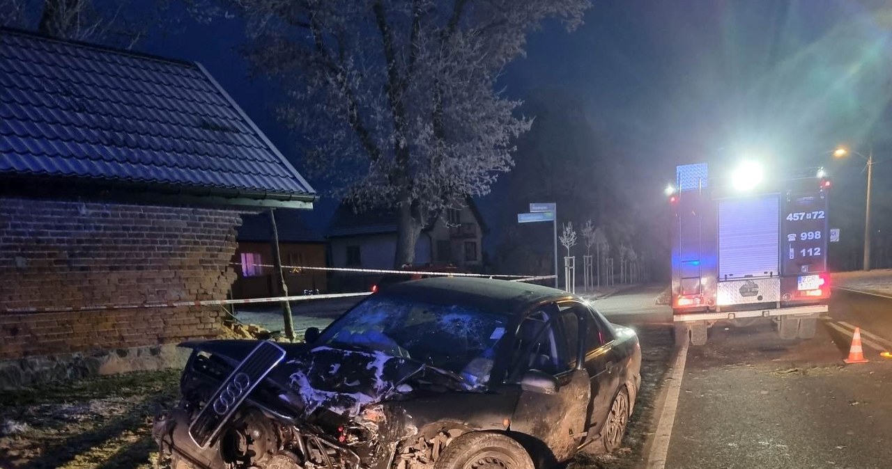 Kompletnie pijany kierowca wbił się autem w budynek. Dwie osoby trafiły do szpitala