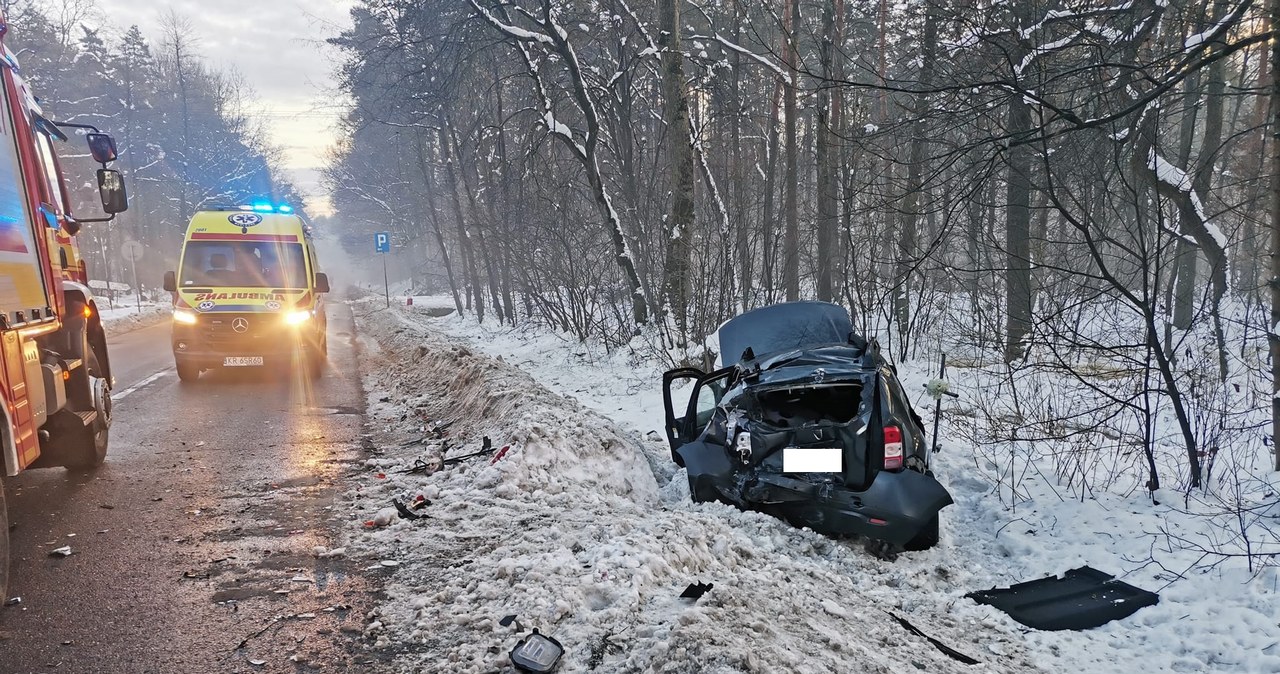 Zderzenie dwóch osobówek i autokaru w Małopolsce. Są ranni