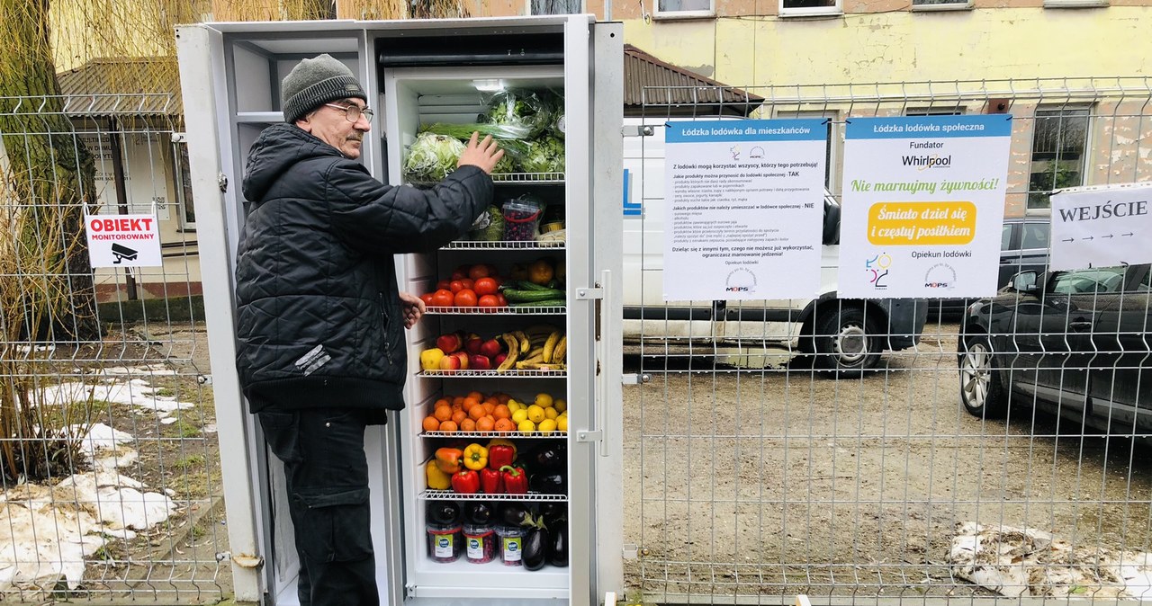 Nowa lodówka do dzielenia się jedzeniem na łódzkiej Dąbrowie