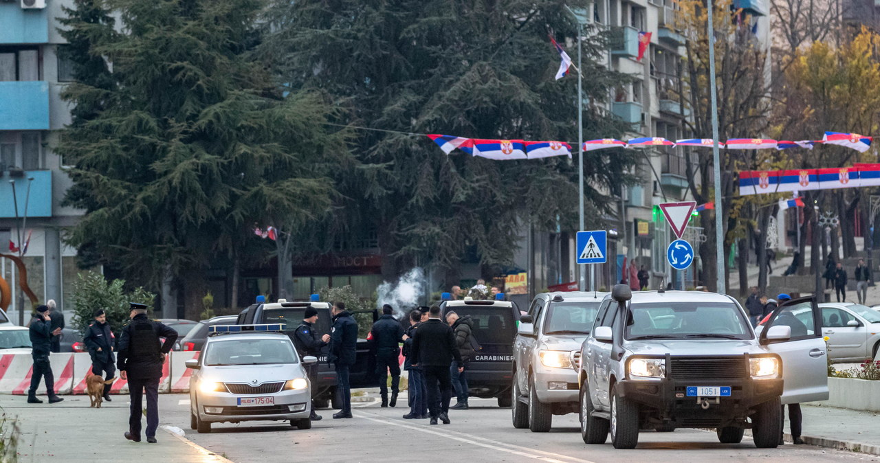 Ciężarówki na ulicach. Serbowie ustawiają barykady w Mitrowicy