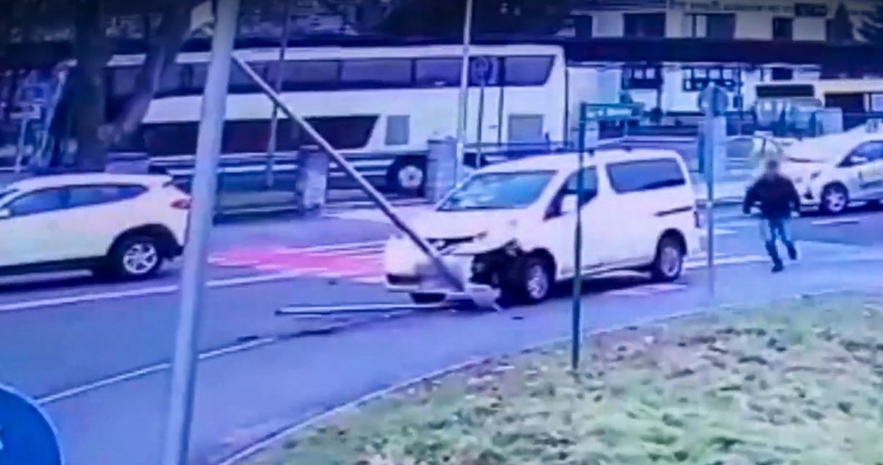 Zjechała na chodnik i uderzyła w latarnię. Groźny wypadek w Zielonej Górze