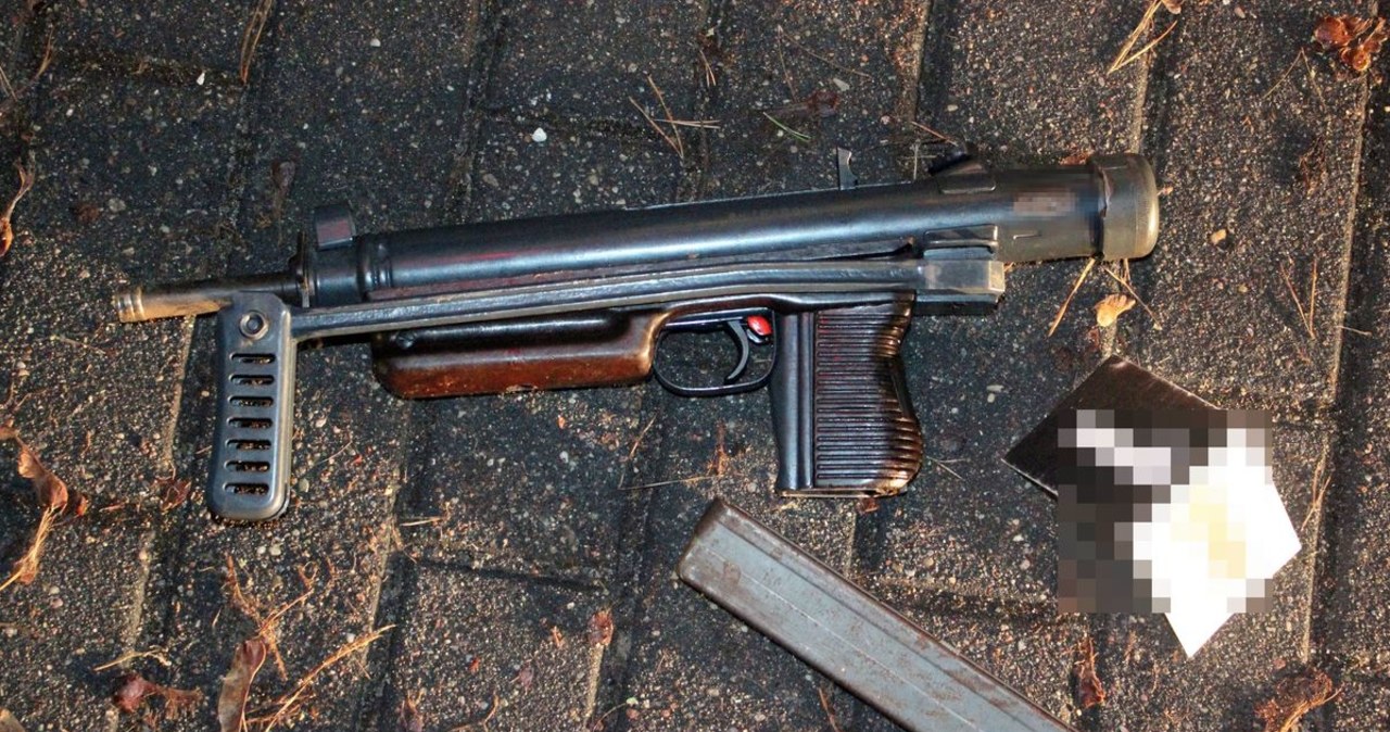 Pijany 31-latek miał w samochodzie pistolet maszynowy, amunicję i narkotyki