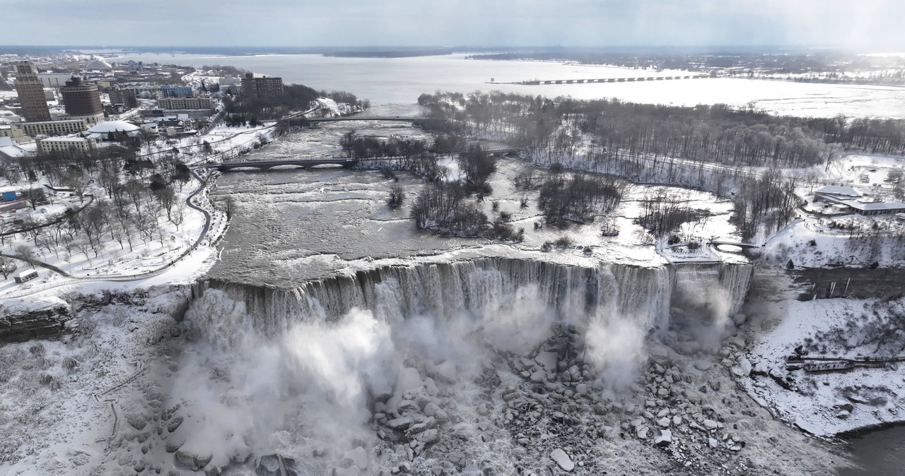 Niagara w okowach mrozu. Lodowy spektakl wokół potężnego wodospadu