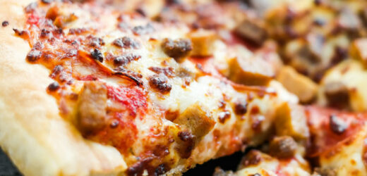 Nie musisz czekać, aż ciasto wyrośnie. Ten przepis na pizzę to złoto!