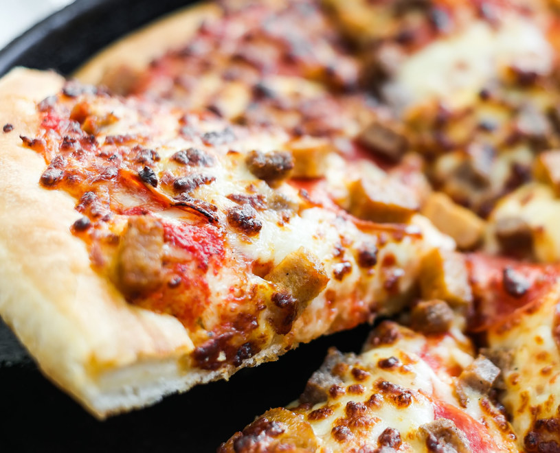 Nie musisz czekać, aż ciasto wyrośnie. Ten przepis na pizzę to złoto!
