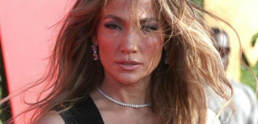 „Najgorętsza 53-latka na ziemi”. Jennifer Lopez pozuje w skąpym body