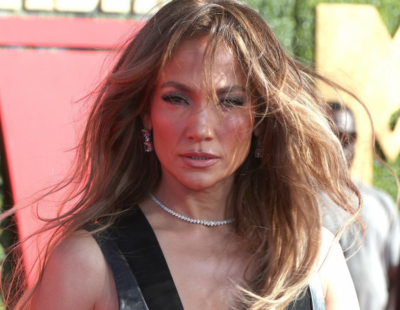 „Najgorętsza 53-latka na ziemi”. Jennifer Lopez pozuje w skąpym body