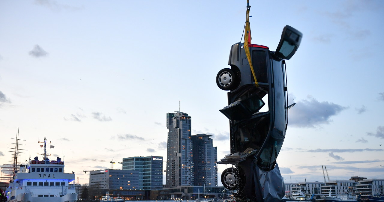 Gdynia: Auto wjechało do basenu portowego. Kierowca nie żyje