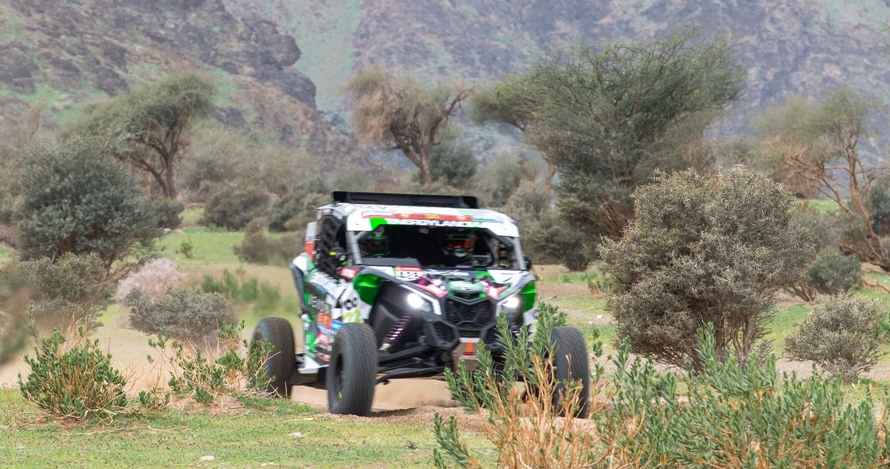 Ulewa na Rajdzie Dakar. Marek Goczał wciąż na czele