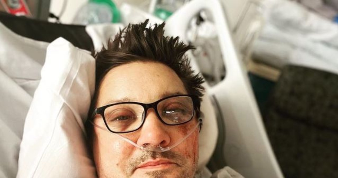 Jeremy Renner pozdrawia ze szpitalnego łóżka