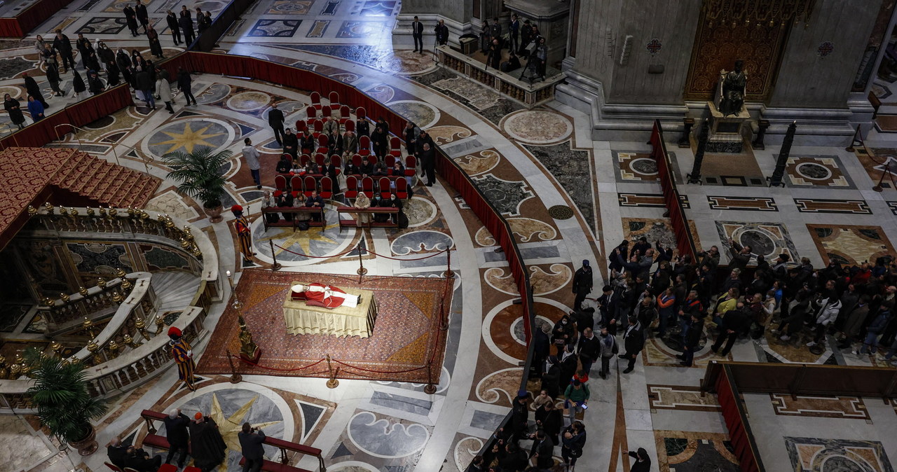 Tłumy żegnają Benedykta XVI. Watykan przygotowuje się do pogrzebu
