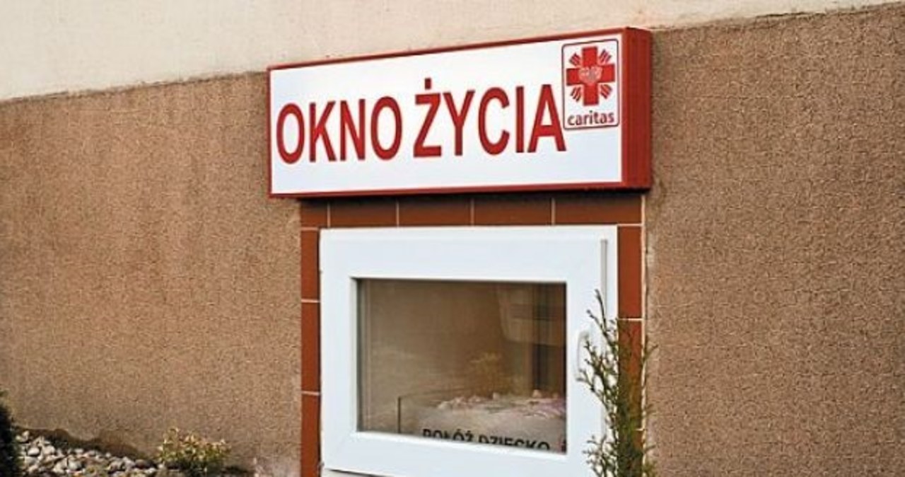 Miesięczny chłopiec w „Oknie życia” w Zielonej Górze