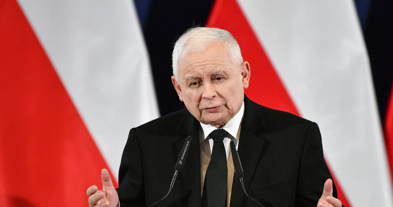 Jarosław Kaczyński o kulach opuścił szpital