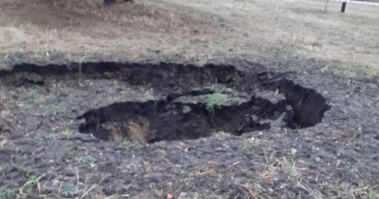 ​Nowe zapadlisko w Trzebini. Ma średnicę 3 metrów i 2 metry głębokości