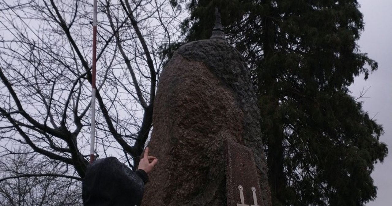 Uszkodził krzyż na pomniku. 19-latek z zarzutem obrazy uczuć religijnych