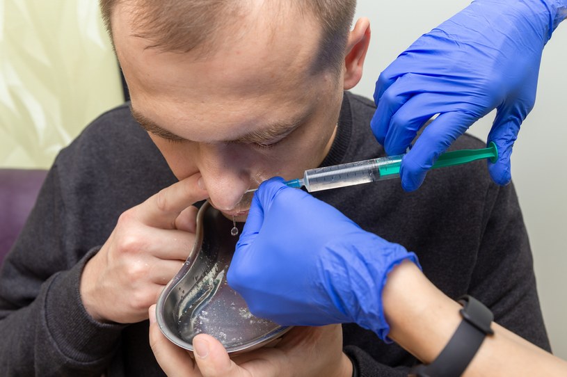 Płukanie zatok i inhalacje. To przyniesie ulgę, gdy zalega wydzielina