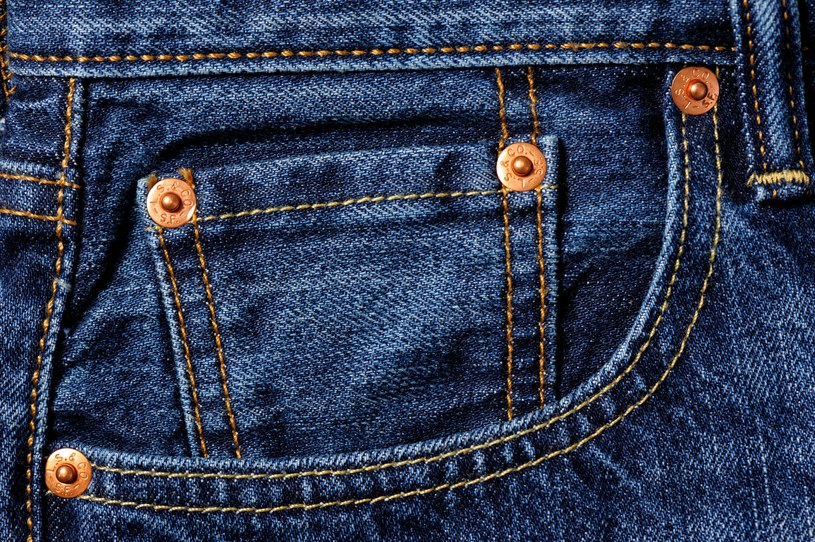 Znajdują się w każdej parze jeansów. Mało kto wie, jakie mają znaczenie